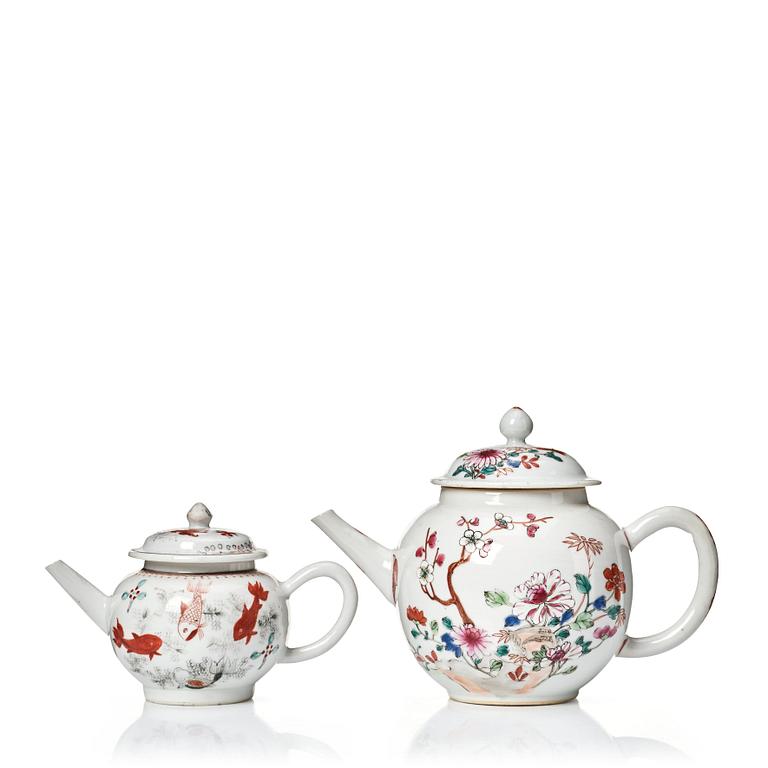 Tekannor, två stycken, kompaniporslin. Qingdynastin, Qianlong (1736-95).
