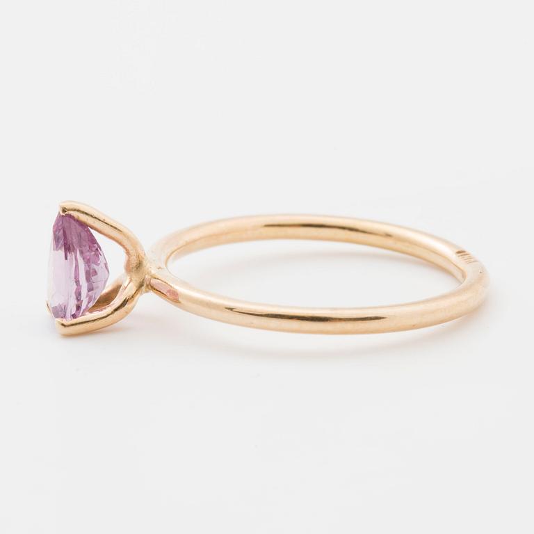 RING, med droppslipad ametist.