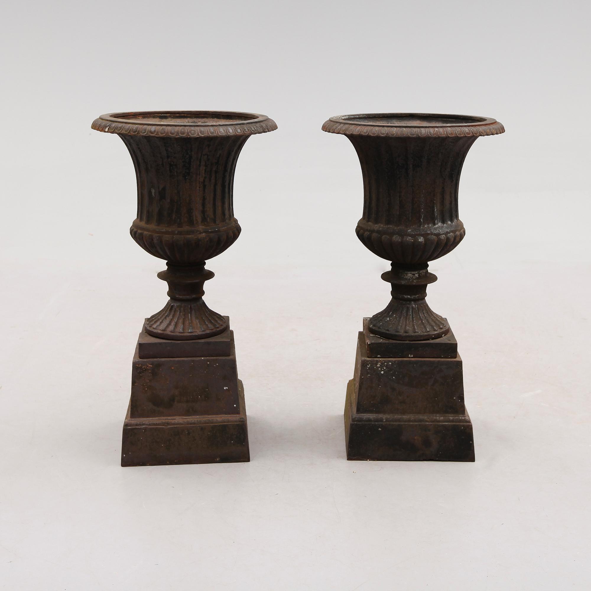 TRÄDGÅRDSURNOR, 1 par, 1900-talets andra hälft.