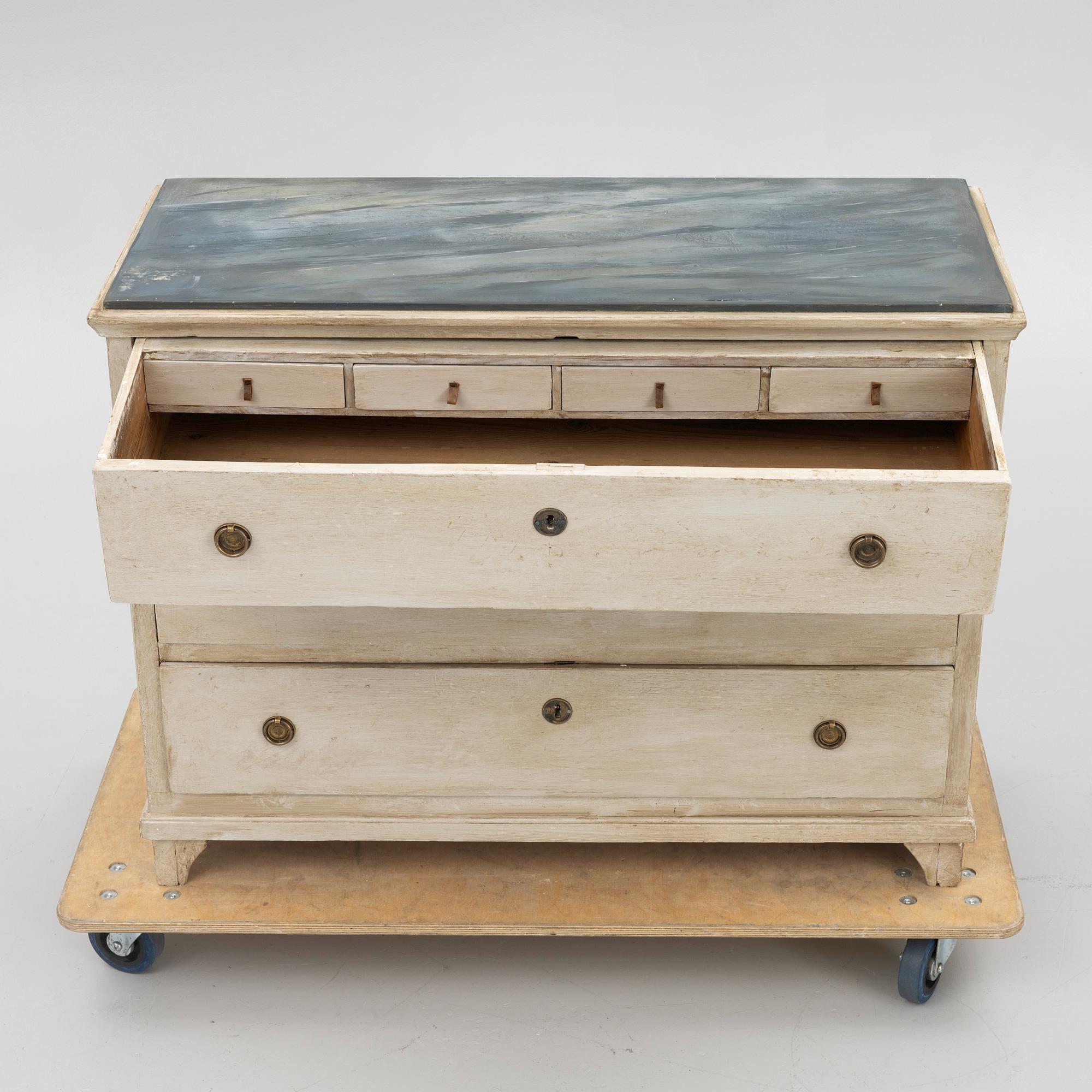 A chest of drawers, 19th century.