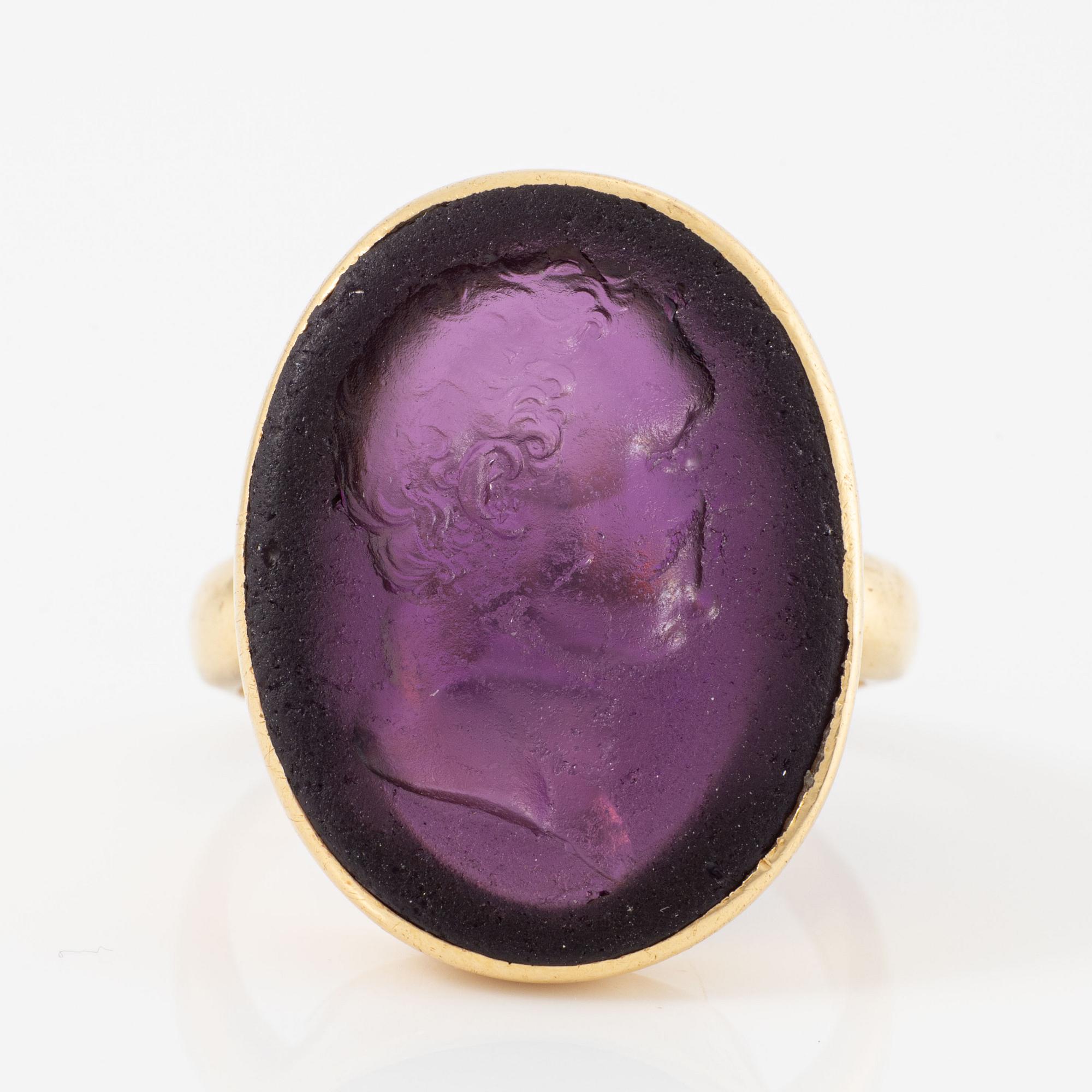 Ring, 18K gold with intaglio with purple glass.