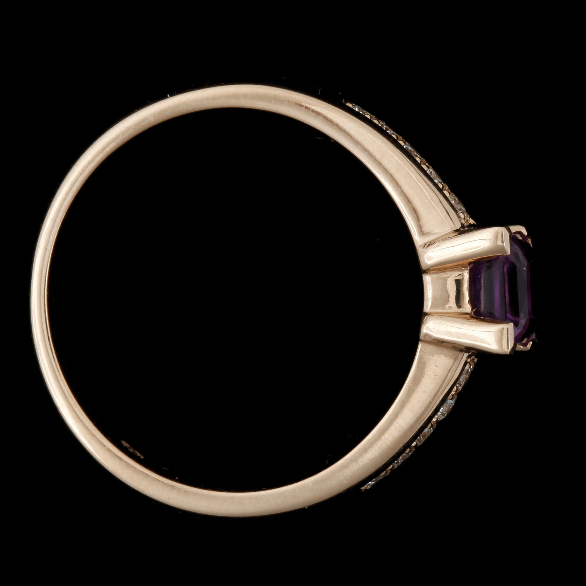 RING, 14k guld med prinsesslipad ametist ca 0,60 ct samt briljantslipade diamanter tot ca 0,15 ct. Vikt ca 4,52 gram.