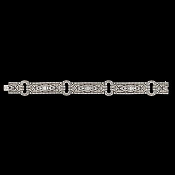 229. A brilliant- and emerald cut diamond bracelet, tot. app. 6 cts.