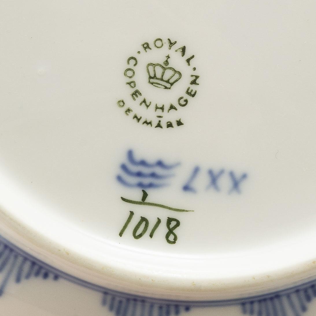 ROYAL COPENHAGEN, matservis, 76 delar, porslin, "Musselmalet Helblonde", Danmark.