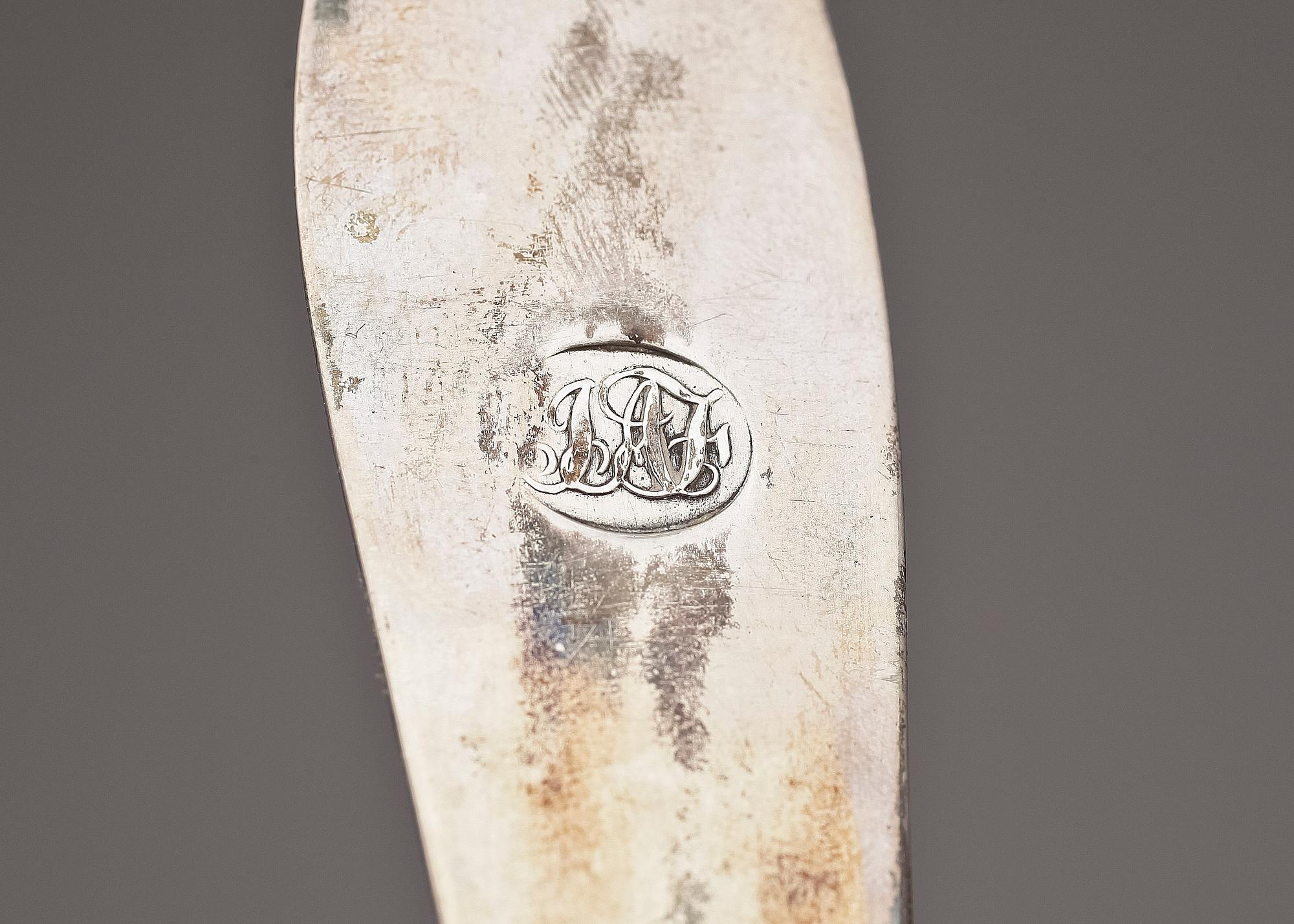 PARTI SILVER, 2 delar, bl a Friedrich Petschler, Göteborg, 1827 respektive 1900-tal. Totalvikt ca 444 g.