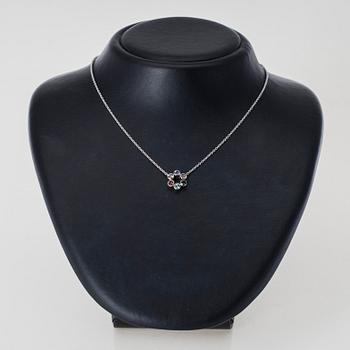 HÄNGSMYCKE, 18K vitguld, 4 turmaliner tot. 0,67 ct, 1 safir 0,22 ct, 1 tansanit 0,18 ct. Pekka Kulmala. Vikt 6,5 g.