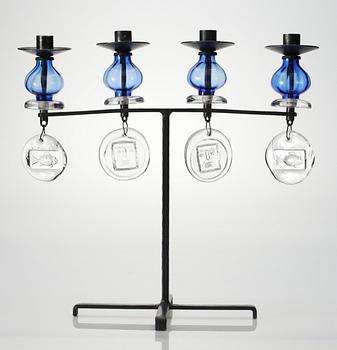 588. KANDELABER för 4 ljus, glas och gjutjärn. Erik Höglund, Kosta.
