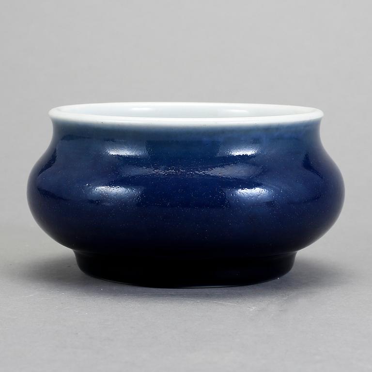 RÖKELSEKAR, porslin, Qingdynastin 1800-tal.