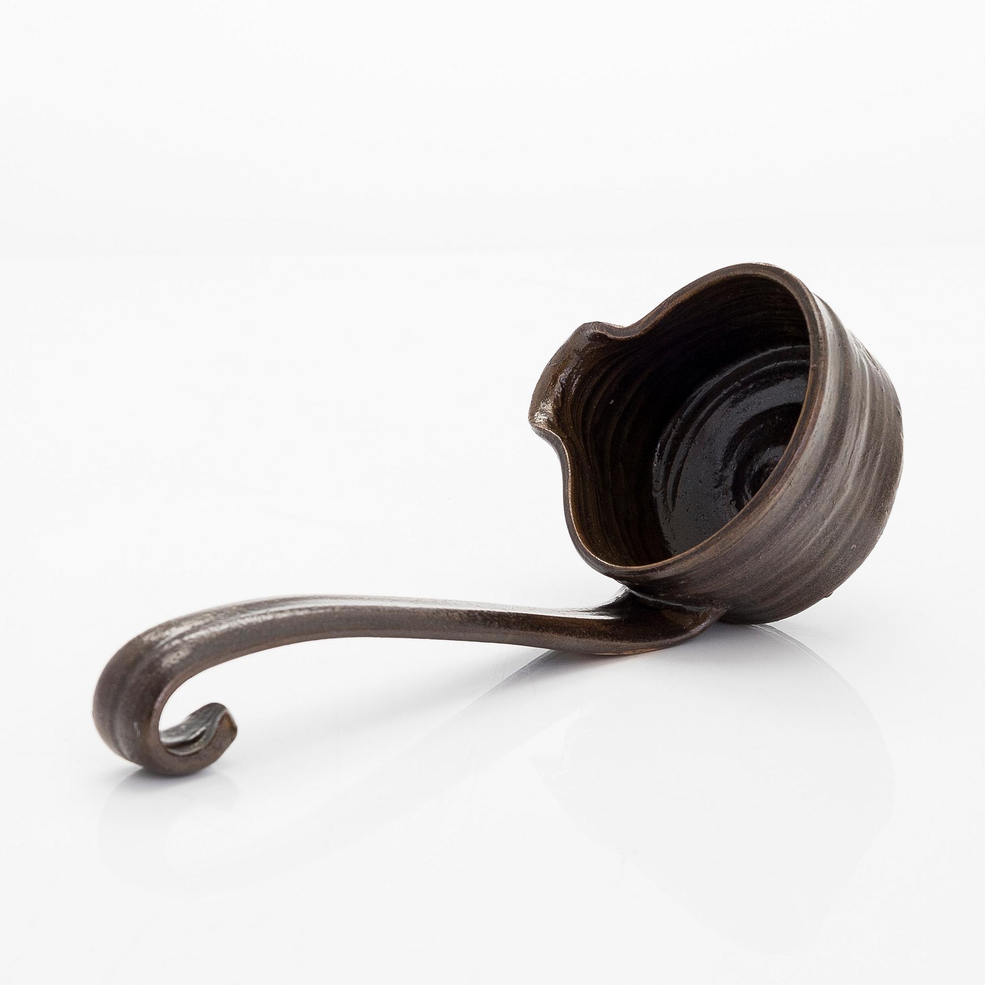 Kyllikki Salmenhaara, kauha, kivitavaraa, signeerattu KS.