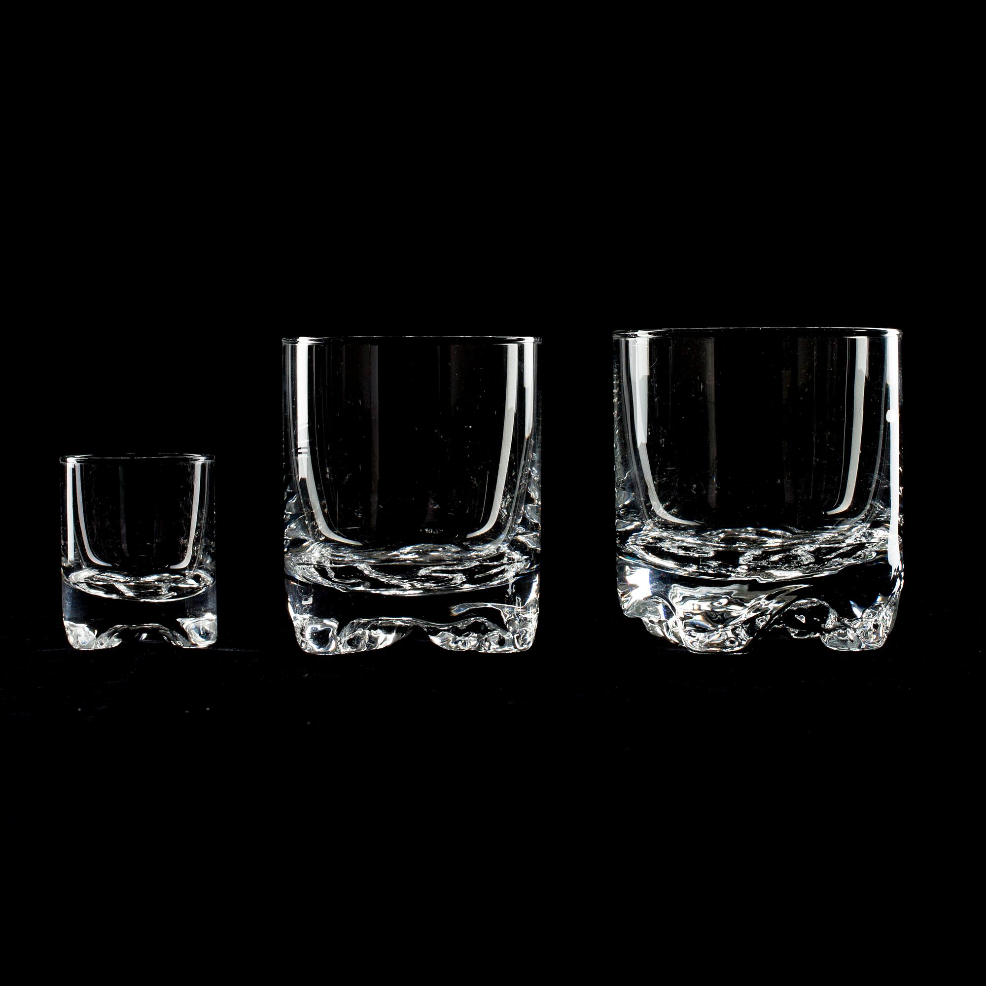 DRICKSGLAS, 18 st, KARAFF och ISHINK, "Gaissa", design Tapio Wirkkala, Iittala, 1900-talets slut.