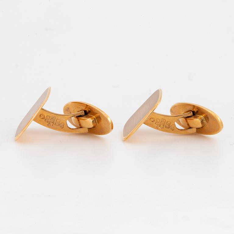 A pair of 18K gold cufflinks.