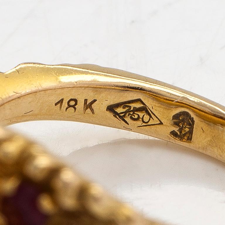 Ring, 18K guld med briljantslipade diamanter ca 0.22 ct totalt och rubiner. Finska importstämplar 1972.