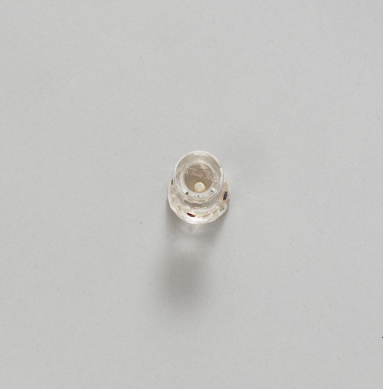 SIGILL, skuren bergkristall med i guld infattade blå safirer, rubiner och troligen tsavorit. Sekelskifte 1900.