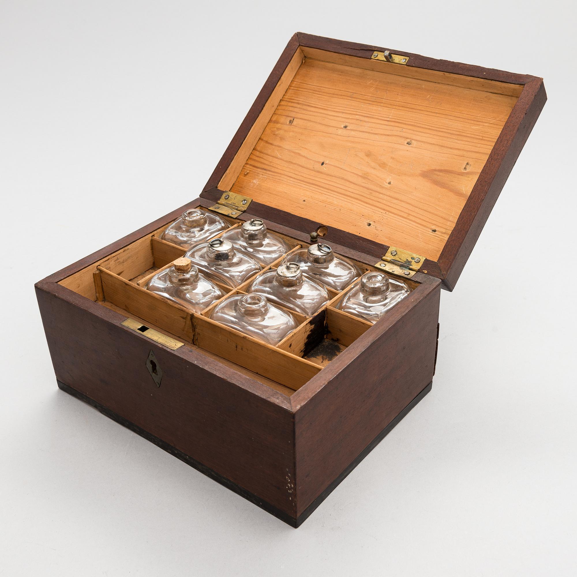 Läkemedelslåda, 1800-talets mitt.