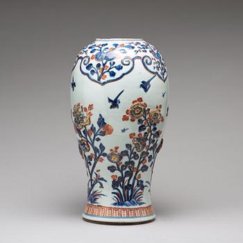 A large imari vase, Qing dynasty, Kangxi (1662-1722).