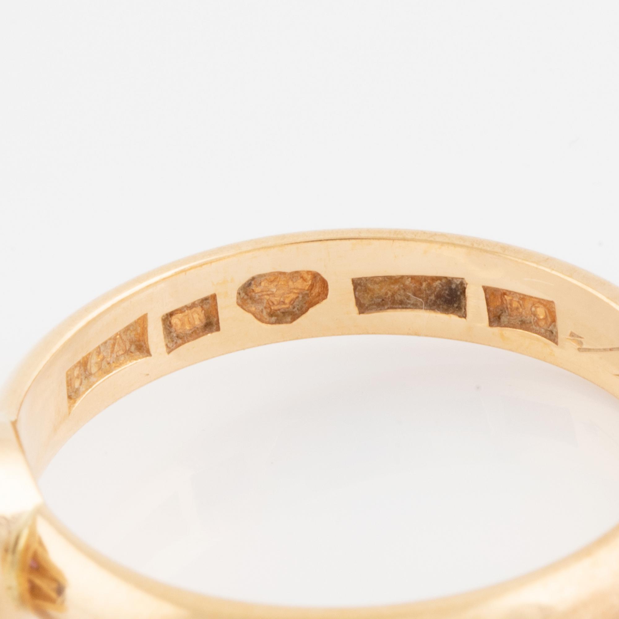 18K gold and synthetic sapphire ring.