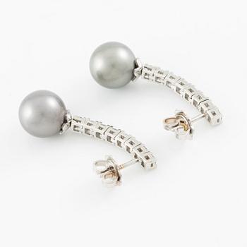 Earrings 14K white gold with cultured Tahitian pearls and brilliant-cut diamonds.