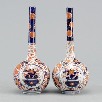 VASER, ett par, porslin, Japan. Sekelskiftet 1900.