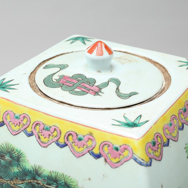 A porcelian chinese vase from the 20th century.