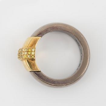 RING, Gaudy, med gula briljantslipade diamanter totalt cirka 0.20 ct.