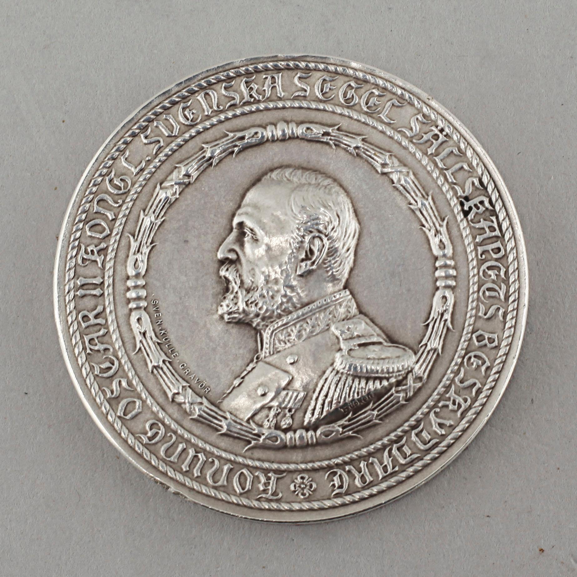 A silver medal and case, case from C G Hallberg in Stockholm 1899.
