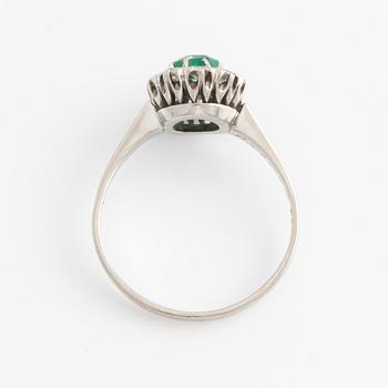 Ring, vitguld med smaragd och briljantslipade diamanter.