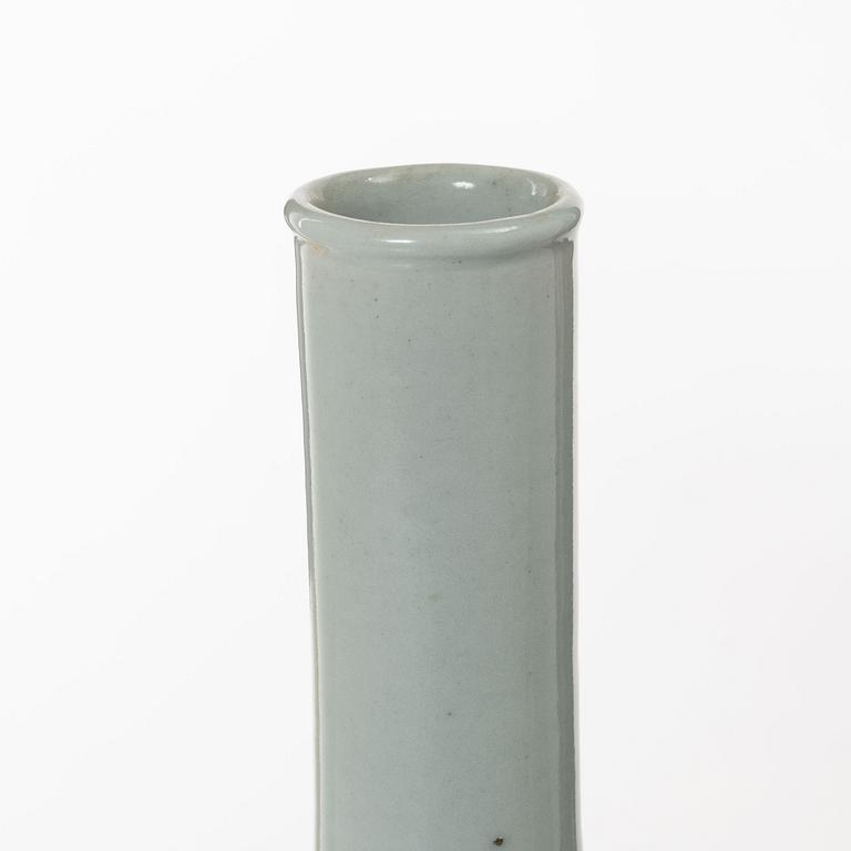 Two porcelain bottles, Japan/Korea, 20th century.