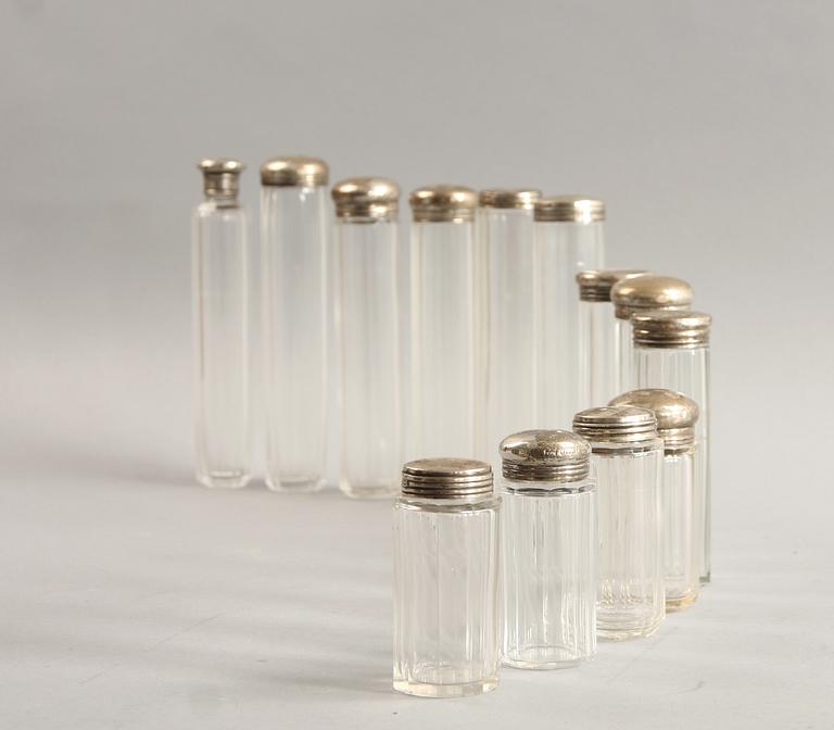 RESEFLASKOR, 13 st. Silver o glas, England, omkring sekelskiftet 1800/1900.