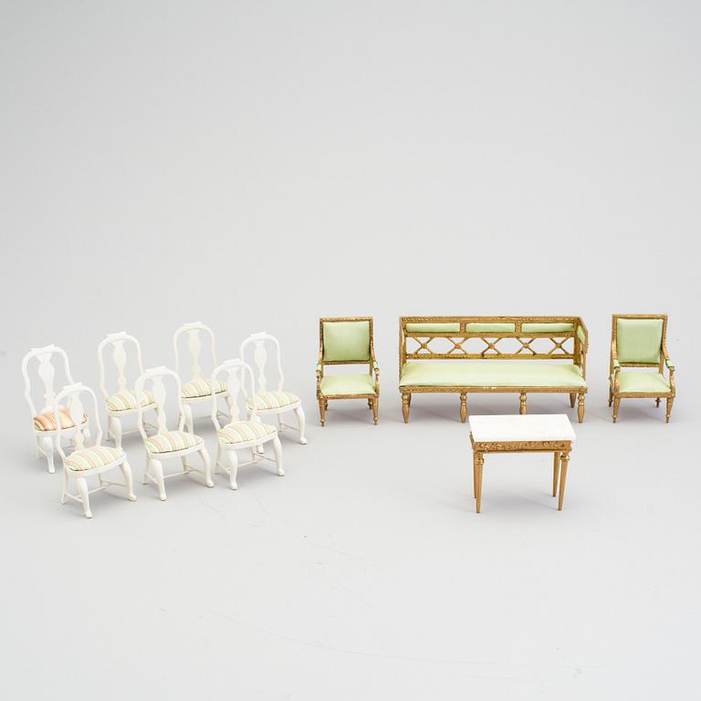 A lot of 22 pieces of doll house furniture by Carin Backlund, Sweden, late 20th century.