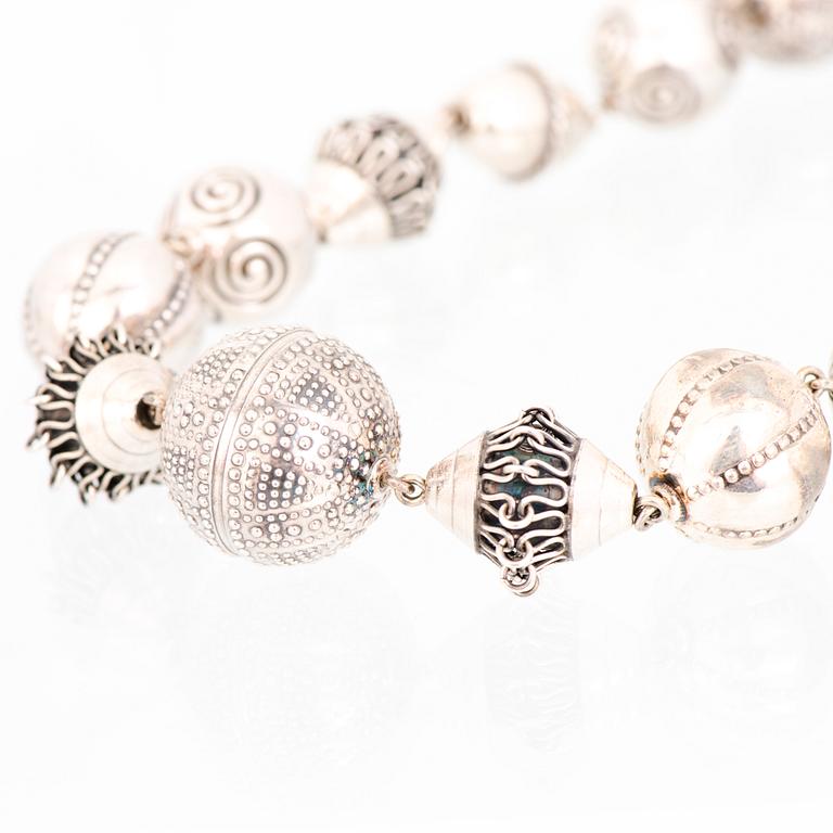 KAULAKORU, RANNEKORUJA, 2 kpl, ja SORMUS, "Halikon Kääty", hopeaa. Kalevala Koru 1972-83.