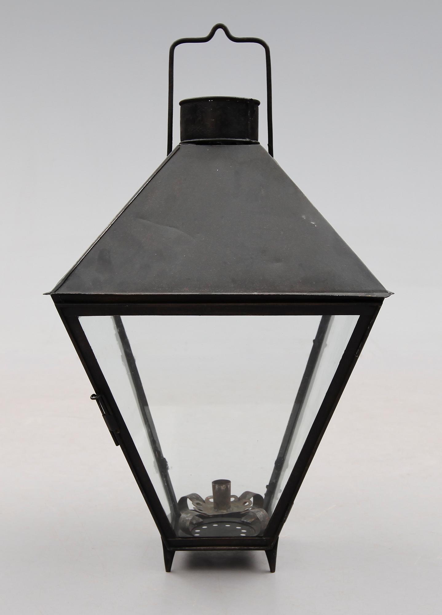 LYKTA, plåt, 1800-tal. Höjd ca 65 cm.