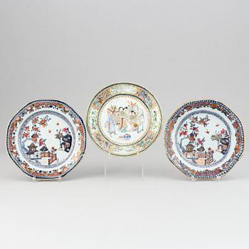 A set with three Chinese dinner plates, Qing dynasty, 18th/19th Century.