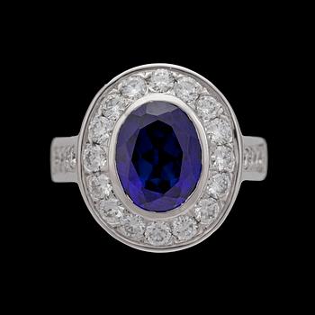 973. RING, blå safir med briljantslipade diamanter, tot. ca 1.50 ct.