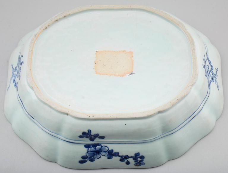 BÅLSKÅLAR, 2 st samt SKÅLFAT, porslin, Kina, 1700-tal.