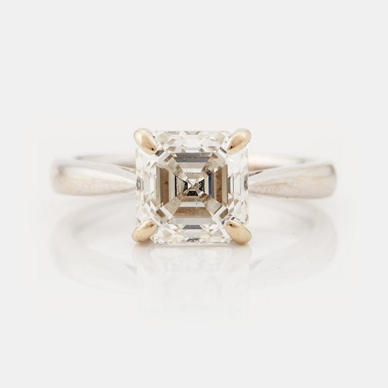 RING, med trappslipad (Assher-cut) diamant, 3.02 ct.