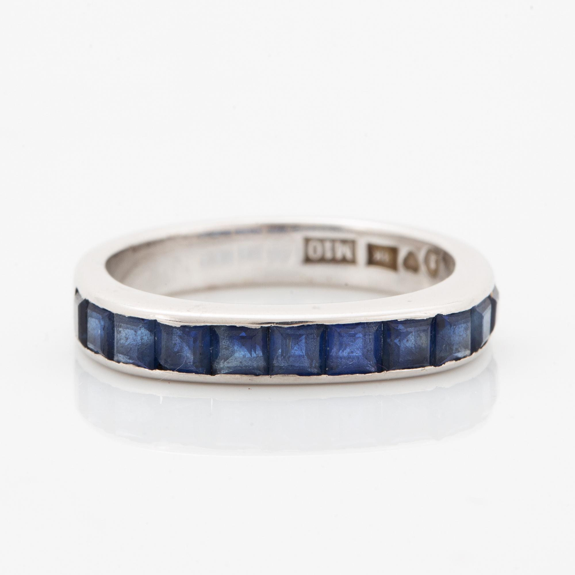 Calibré-cut sapphire ring.