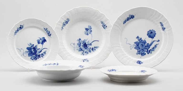 SERVISPORSLIN, 34 delar, porslin, "Blå Blomst", Royal Copenhagen.