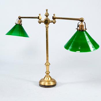 BORDSLAMPA, mässing, glas, 1900-talets början. Höjd 71 cm.