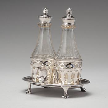 Mikael Nyberg, bordsurtout för två glasflaskor, silver, Stockholm 1805. Sengustaviansk.