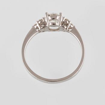 RING, 18K vitguld med en briljantslipad diamant 0.71 ct samt små briljantslipade diamanter 0.18 ct. Vikt 2,3 gram.