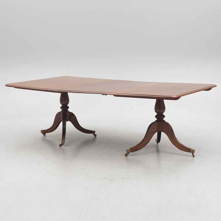 A two-part mahogany Georgian/Victorian dining table, England, first half of the 20th century.