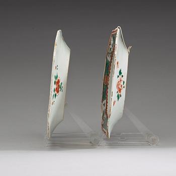 A pair of famille vert 'pie-crust' serving dishes. Qing dynasty, Kangxi (1662-1722).