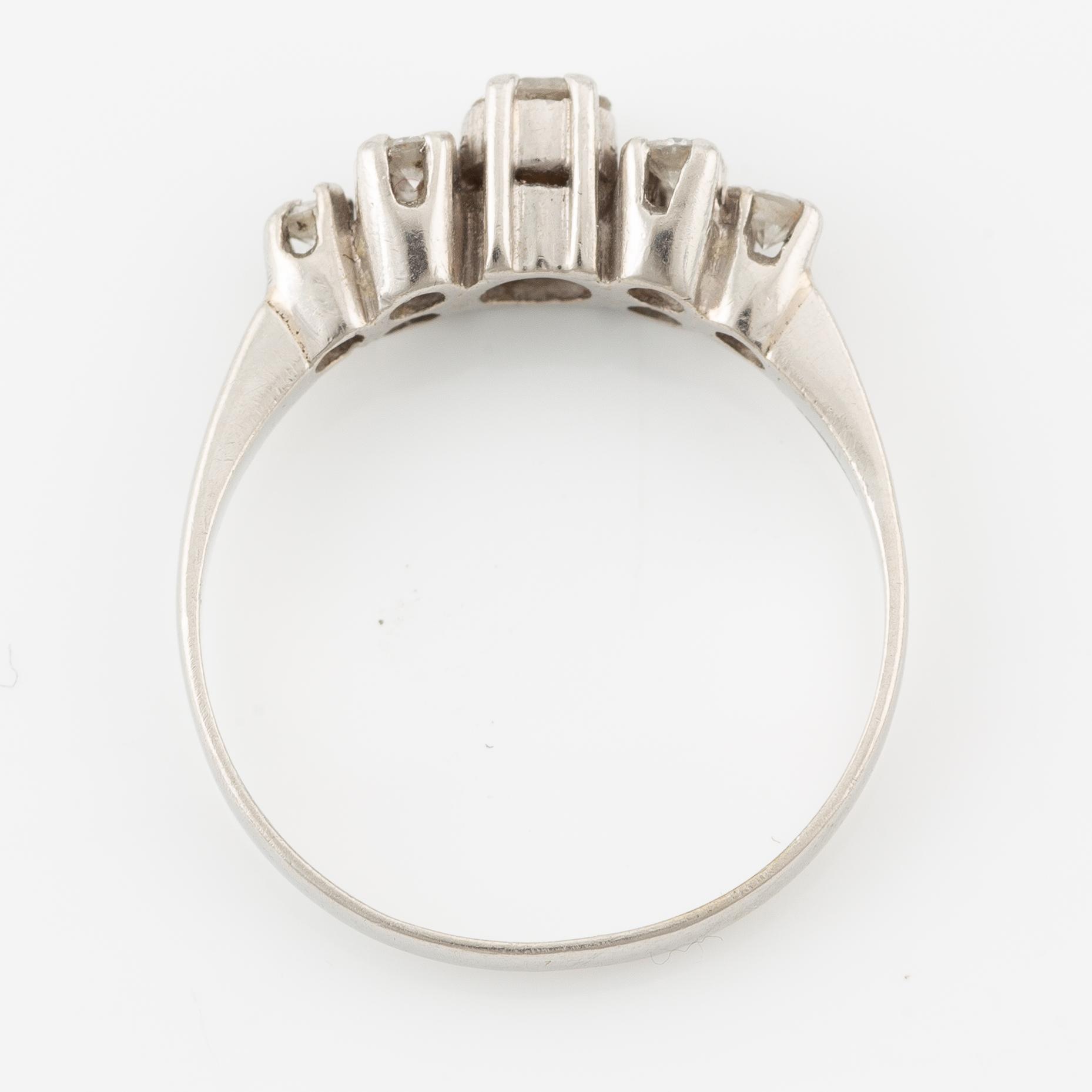 Ring, set with brilliant-cut diamonds.