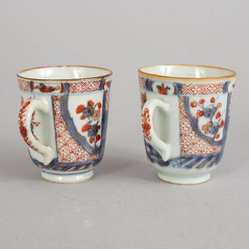 Koppar med fat, två stycken, samt ett extra fat, porslin. Qingdynastin, 1700-tal.