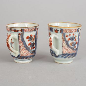 A set with two imari cups with stands (one extra stand), Qing dynasty, 18th Century.