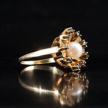 RING, 14K guld, 9 små safirer, en pärla i mitten. Finska importstämplar. Vikt 4,1 g.