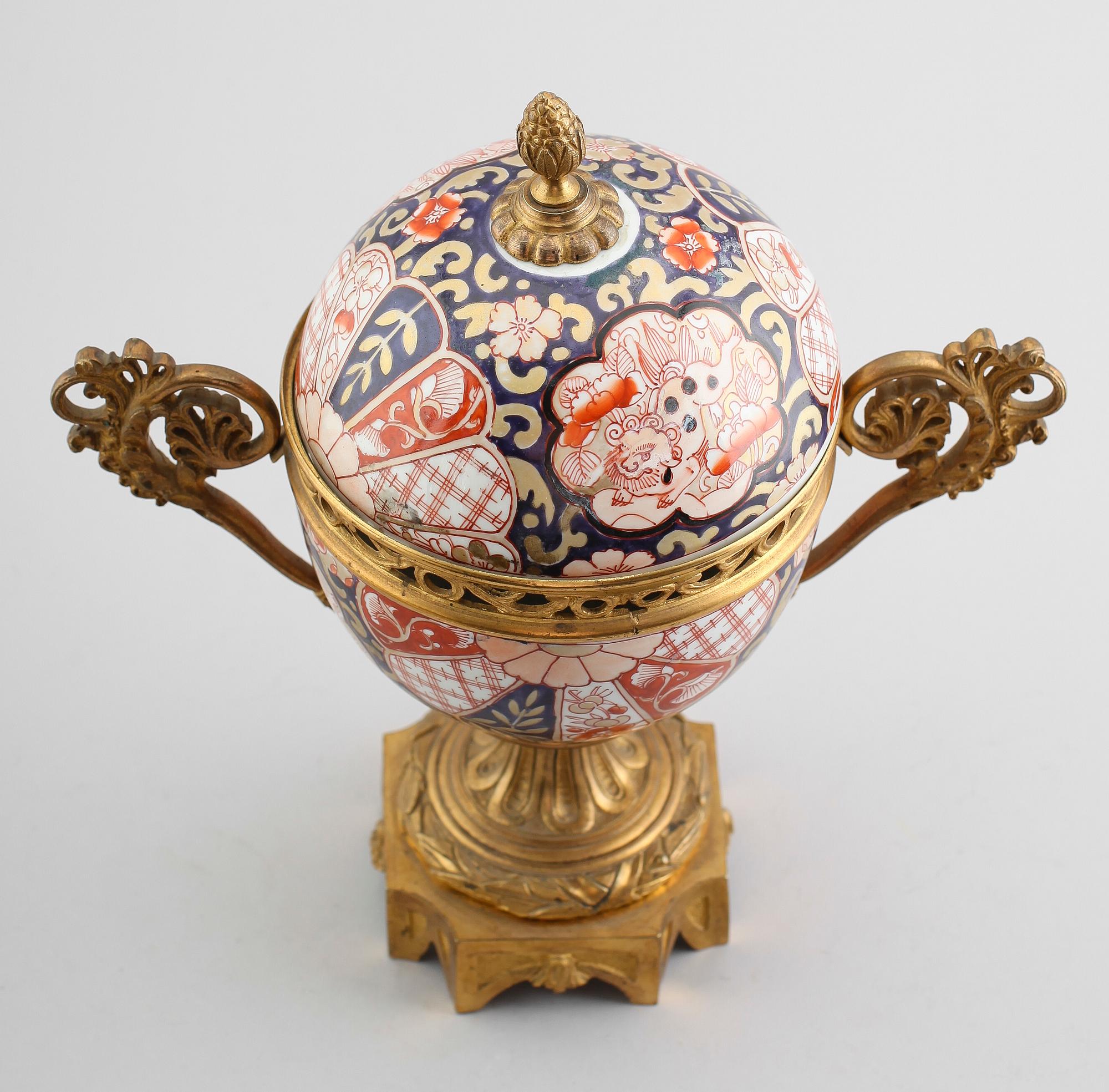 LOCKURNA, porslin, Imari, 1900-talets första hälft.