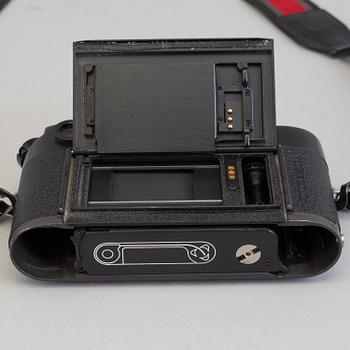 A black body Leica M6 no 1725111 from 1987 with Elmar 1:4/135. With original box.
