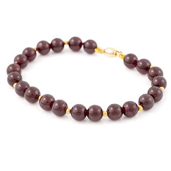 Bracelet with garnet beads and an 18K gold clasp.