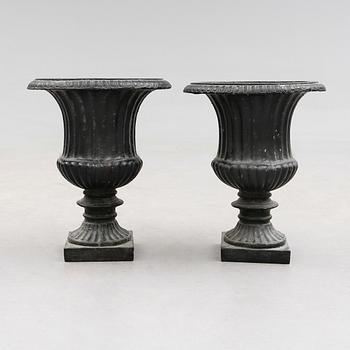 TRÄDGÅRDSURNOR, 1 par, gjutjärn, 1900-talets första hälft.